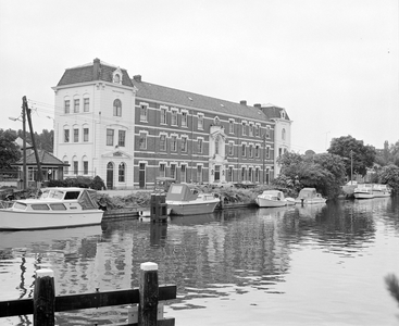 884904 Gezicht over de Vecht op het voormalige lesgebouw van de Koning Willem III-kazerne (Zandpad 3) te Nieuwersluis ...